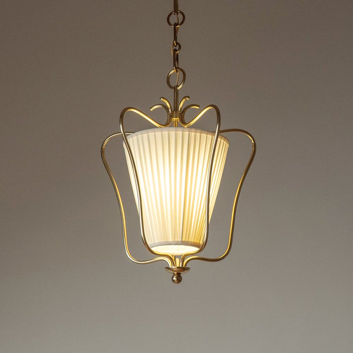 Vintage Hanglamp met Messing Afwerking en Plooistof Kap – Warm Lantaarnontwerp voor Keuken en Hal | Sansoti