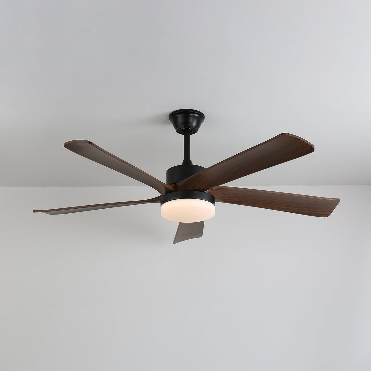 Moderner Deckenventilator mit Beleuchtung und Holzflügeln – 6 Geschwindigkeiten LED Deckenventilator Holz – Leiser Deckenventilator mit Fernbedienung – Skandinavische Ventilatorlampe Schwarz und Walnuss für Wohnzimmer Schlafzimmer | Sansoti