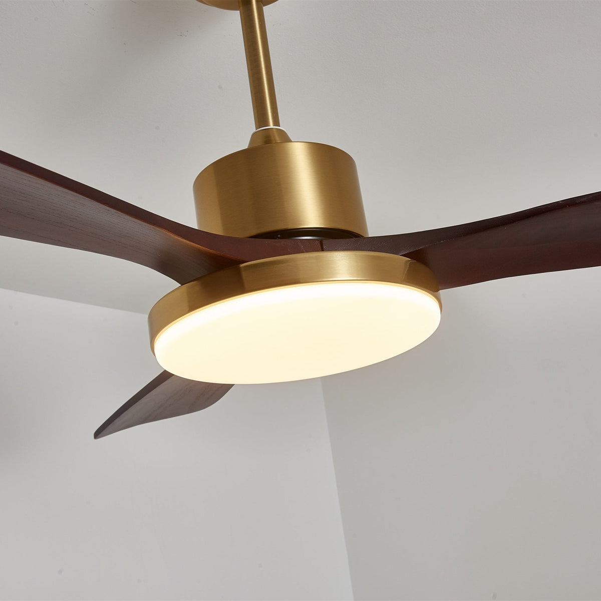 Moderner Deckenventilator mit Beleuchtung – Holzblätter & Fernbedienung | Sansoti