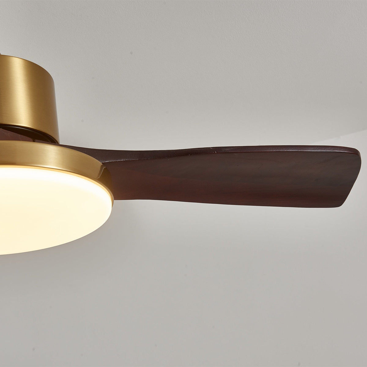 Moderner Deckenventilator mit Beleuchtung – Holzblätter & Fernbedienung | Sansoti