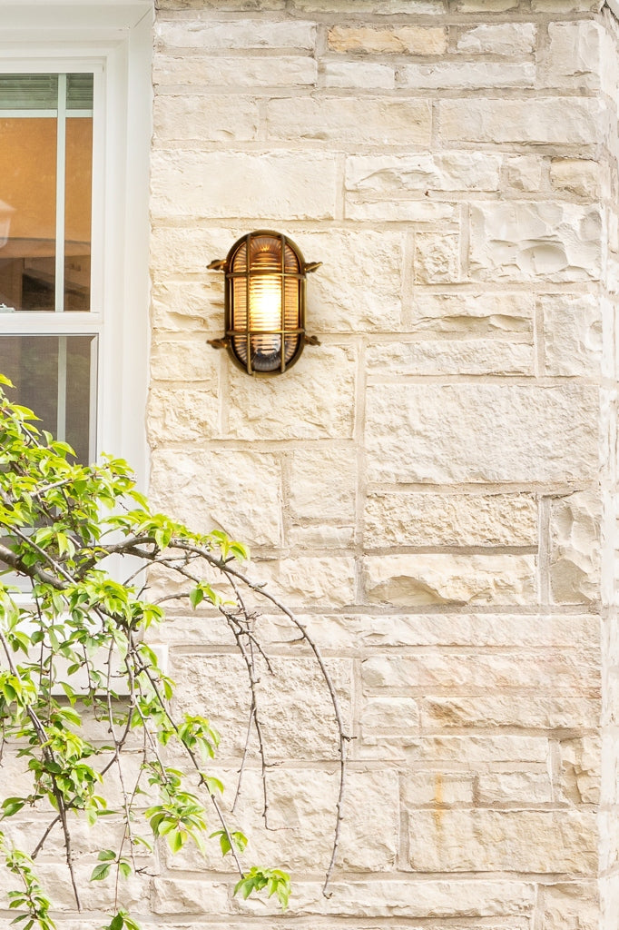 Owalna zewnętrzna lampa ścienna z osłoną ochronną i prążkowanym szkłem – vintage’owy design marynistyczny – IP64, wodoodporna | Sansoti