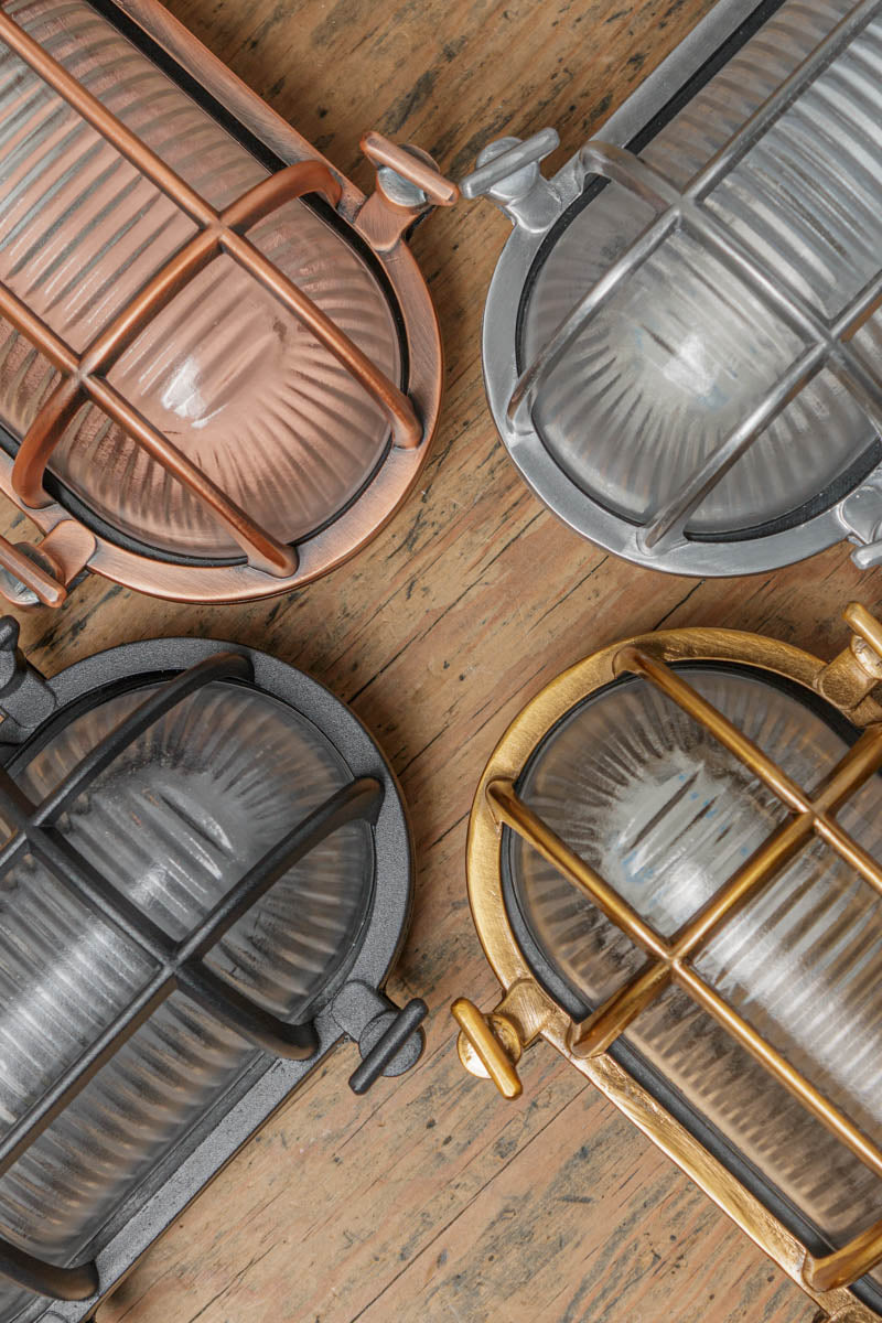 Owalna zewnętrzna lampa ścienna z osłoną ochronną i prążkowanym szkłem – vintage’owy design marynistyczny – IP64, wodoodporna | Sansoti