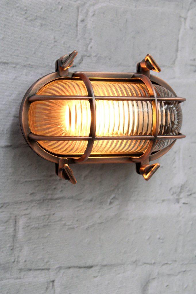 Owalna zewnętrzna lampa ścienna z osłoną ochronną i prążkowanym szkłem – vintage’owy design marynistyczny – IP64, wodoodporna | Sansoti