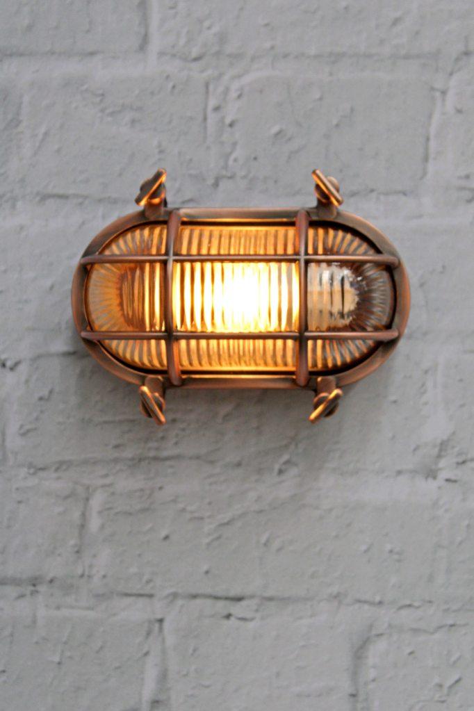 Owalna zewnętrzna lampa ścienna z osłoną ochronną i prążkowanym szkłem – vintage’owy design marynistyczny – IP64, wodoodporna | Sansoti