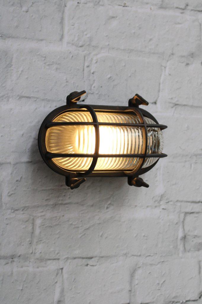 Owalna zewnętrzna lampa ścienna z osłoną ochronną i prążkowanym szkłem – vintage’owy design marynistyczny – IP64, wodoodporna | Sansoti