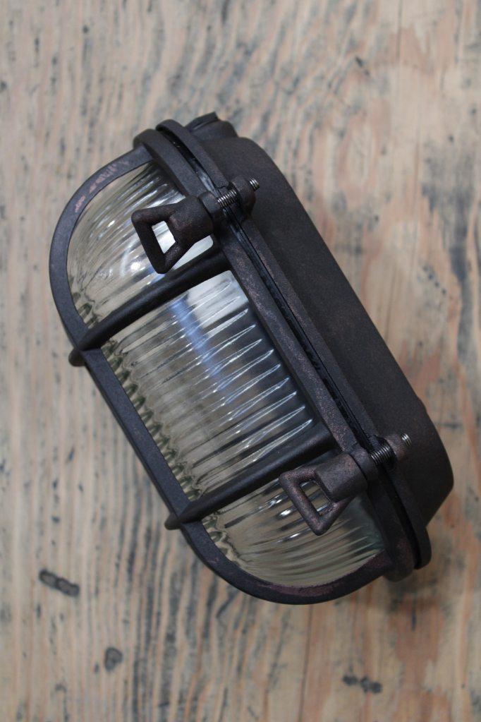 Owalna zewnętrzna lampa ścienna z osłoną ochronną i prążkowanym szkłem – vintage’owy design marynistyczny – IP64, wodoodporna | Sansoti