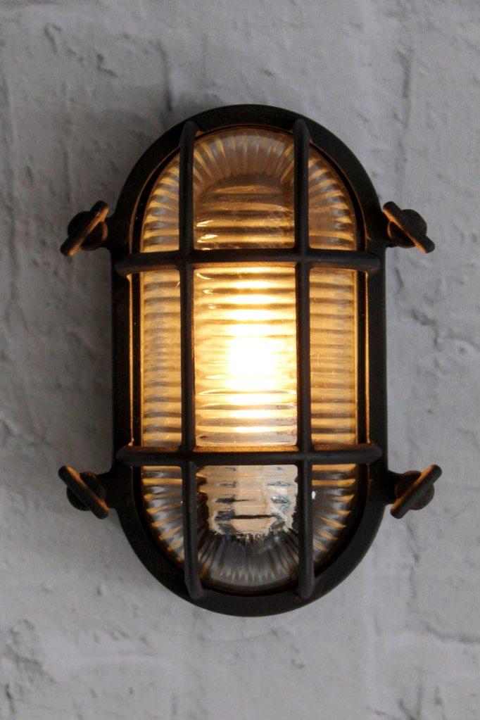 Owalna zewnętrzna lampa ścienna z osłoną ochronną i prążkowanym szkłem – vintage’owy design marynistyczny – IP64, wodoodporna | Sansoti