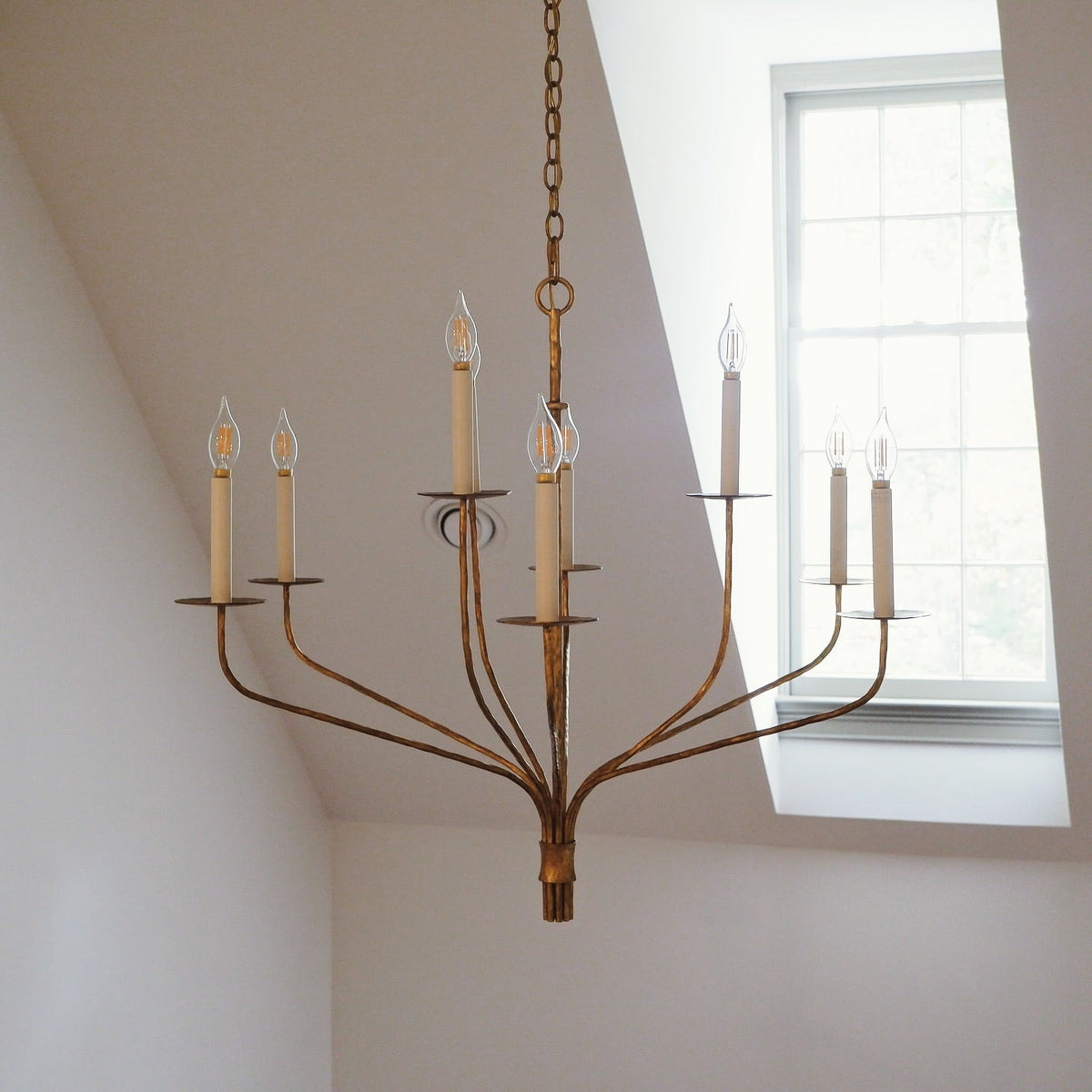 Minimalistyczny żyrandol z smukłymi ramionami i oprawkami w kształcie świec – nowoczesna designerska lampa wisząca z mosiądzu, czarna lub niklowa | Sansoti