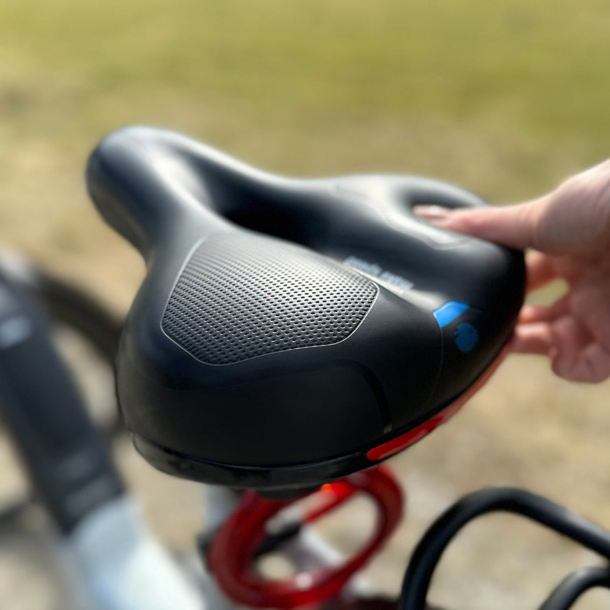 Ergonomic Bicycle Saddle with Gel Padding - Comfort Saddle for Longer Rides - Breathable and Pressure-Relieving - Universal Fit | Sansoti