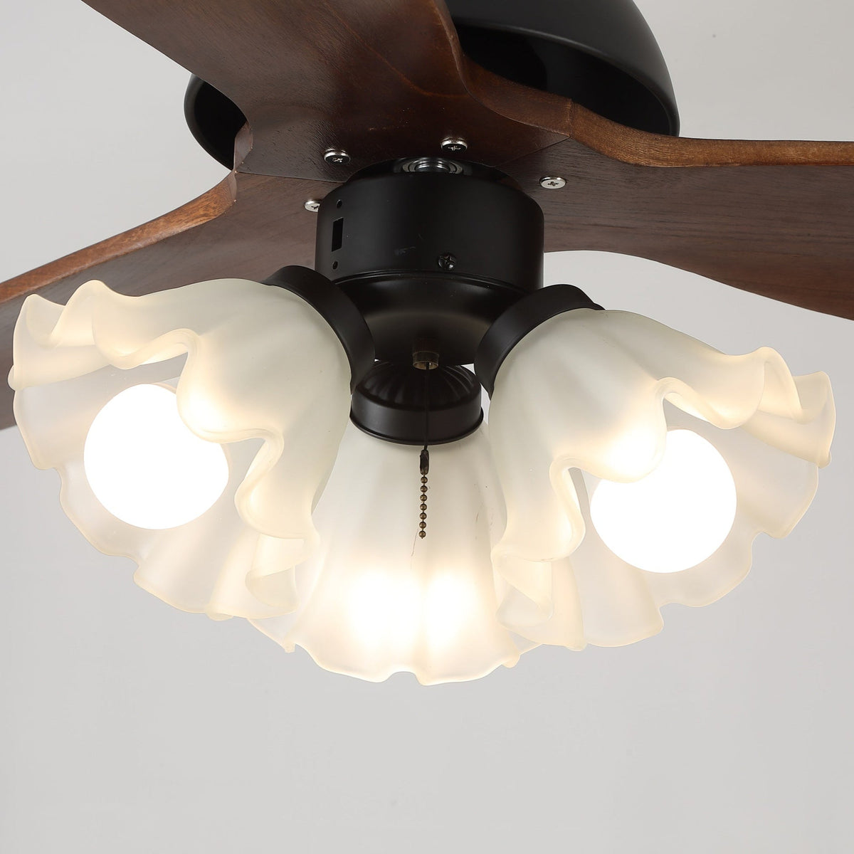 Deckenventilator mit Beleuchtung – Skandinavischer Ventilator mit Lampe – Holzblätter und LED-Beleuchtung | Sansoti