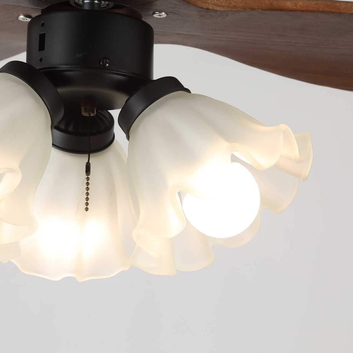 Deckenventilator mit Beleuchtung – Skandinavischer Ventilator mit Lampe – Holzblätter und LED-Beleuchtung | Sansoti