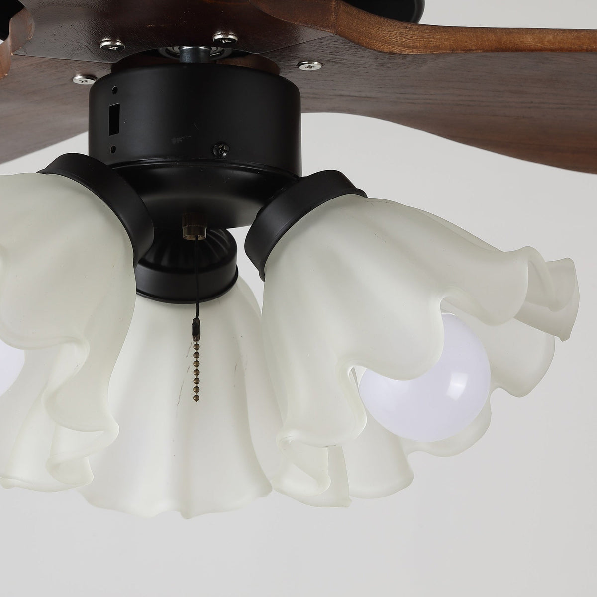 Deckenventilator mit Beleuchtung – Skandinavischer Ventilator mit Lampe – Holzblätter und LED-Beleuchtung | Sansoti