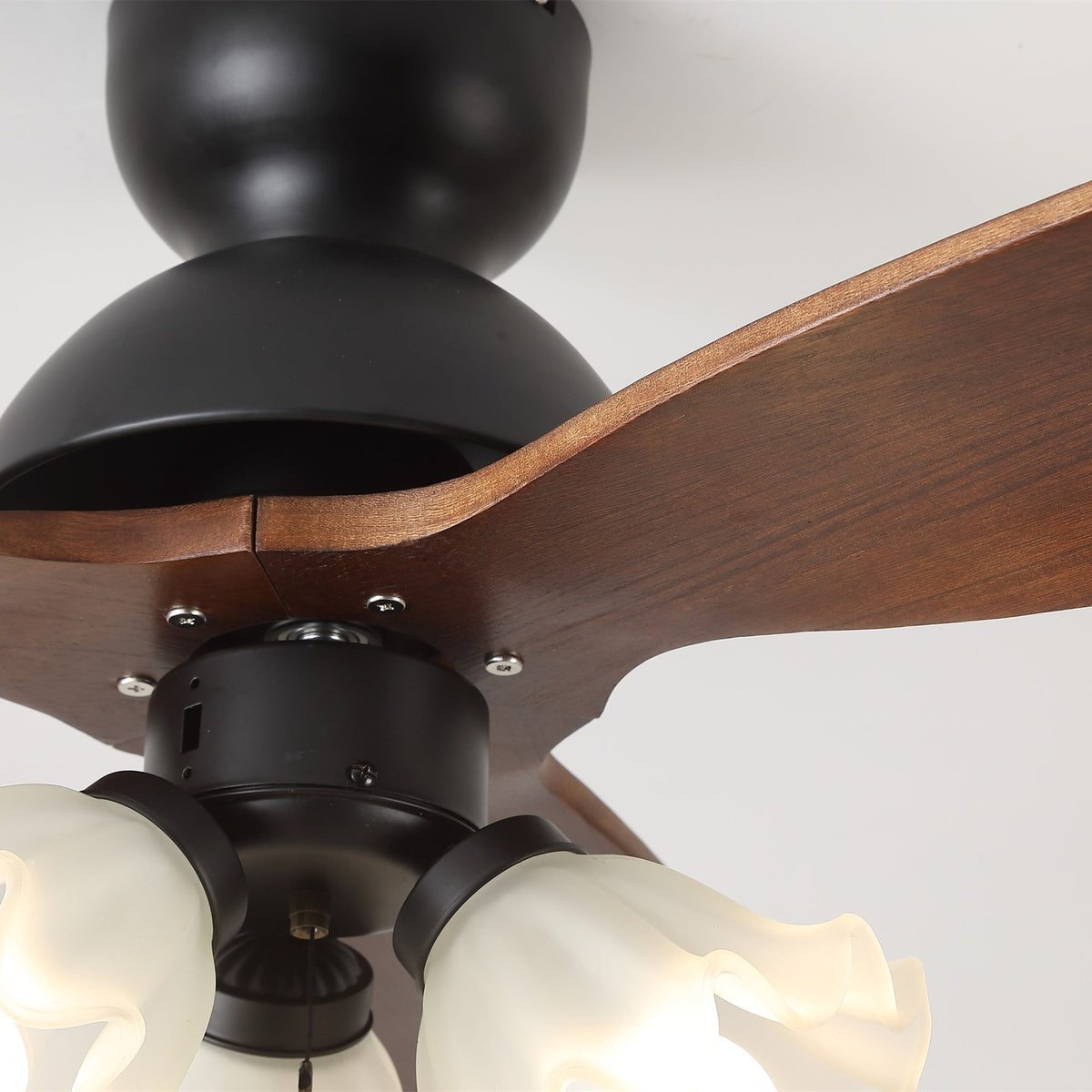 Deckenventilator mit Beleuchtung – Skandinavischer Ventilator mit Lampe – Holzblätter und LED-Beleuchtung | Sansoti