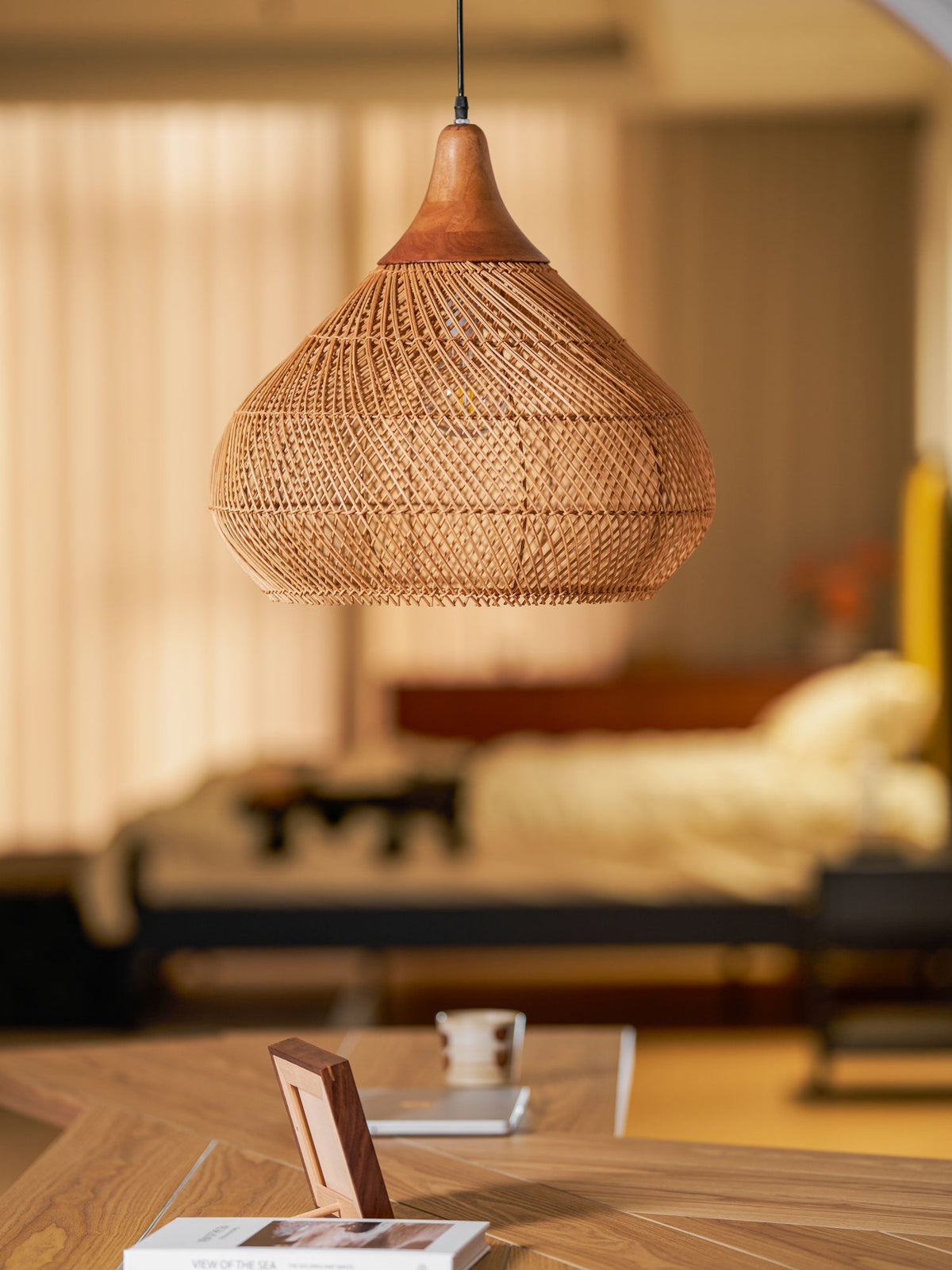 Handgeflochtene Rattan-Hängeleuchte – Javanische Flechtkunst in 4 Formen und 3 Größen – Naturfarbenes oder schwarzes Rattan – E26/E27-Fassung – Skandinavische Wohnbeleuchtung | Sansoti