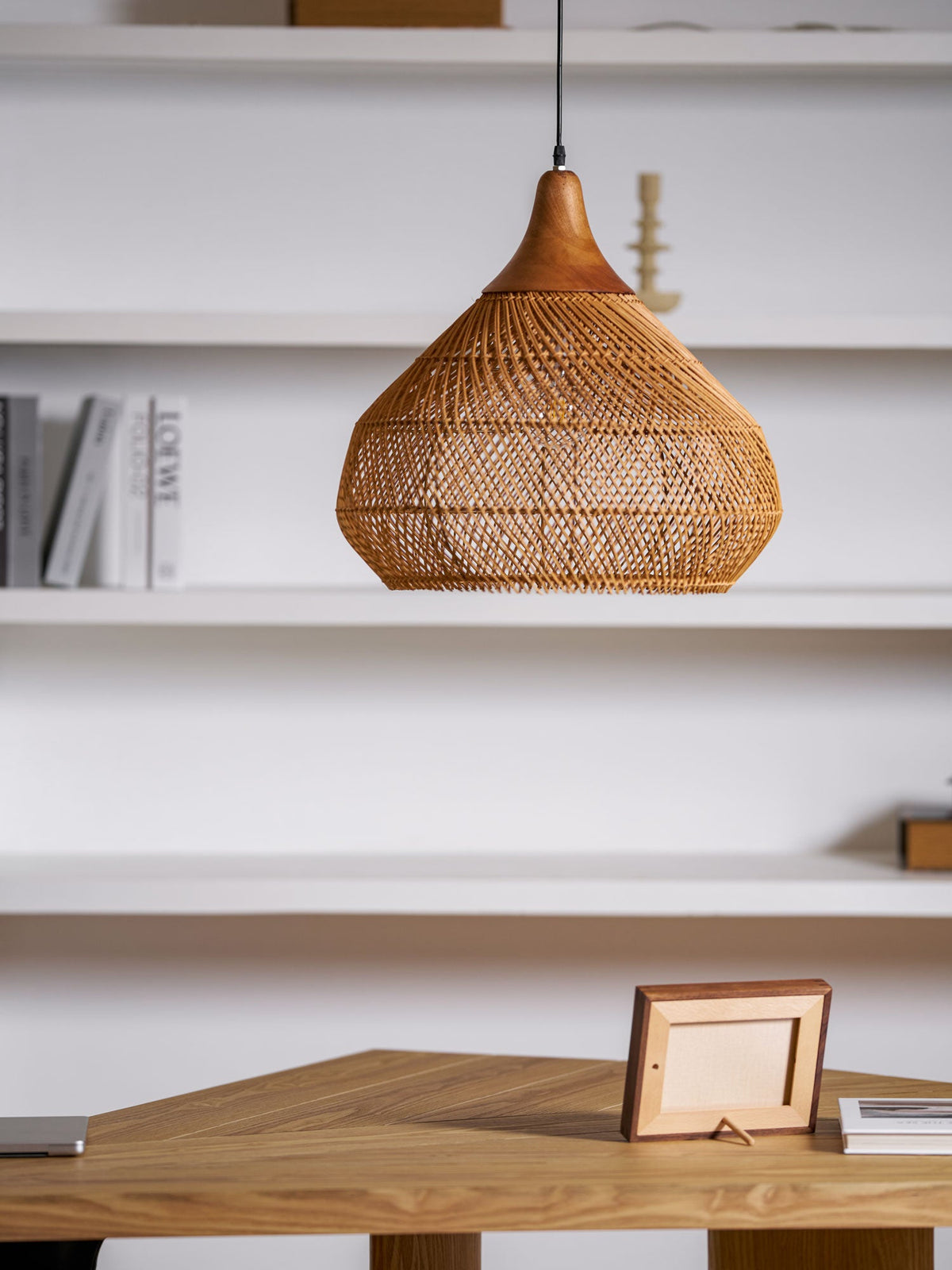 Handgeflochtene Rattan-Hängeleuchte – Javanische Flechtkunst in 4 Formen und 3 Größen – Naturfarbenes oder schwarzes Rattan – E26/E27-Fassung – Skandinavische Wohnbeleuchtung | Sansoti