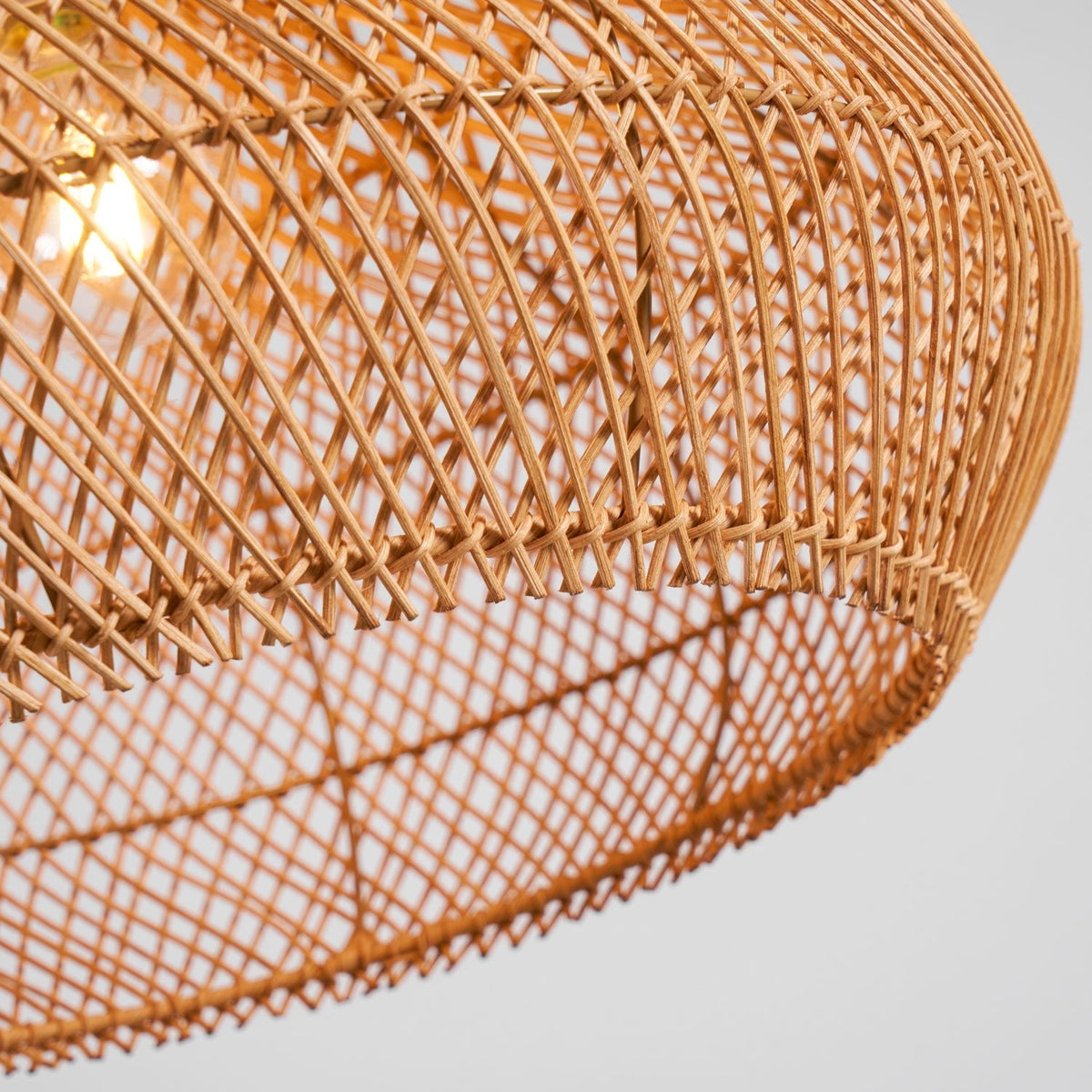 Handgeflochtene Rattan-Hängeleuchte – Javanische Flechtkunst in 4 Formen und 3 Größen – Naturfarbenes oder schwarzes Rattan – E26/E27-Fassung – Skandinavische Wohnbeleuchtung | Sansoti