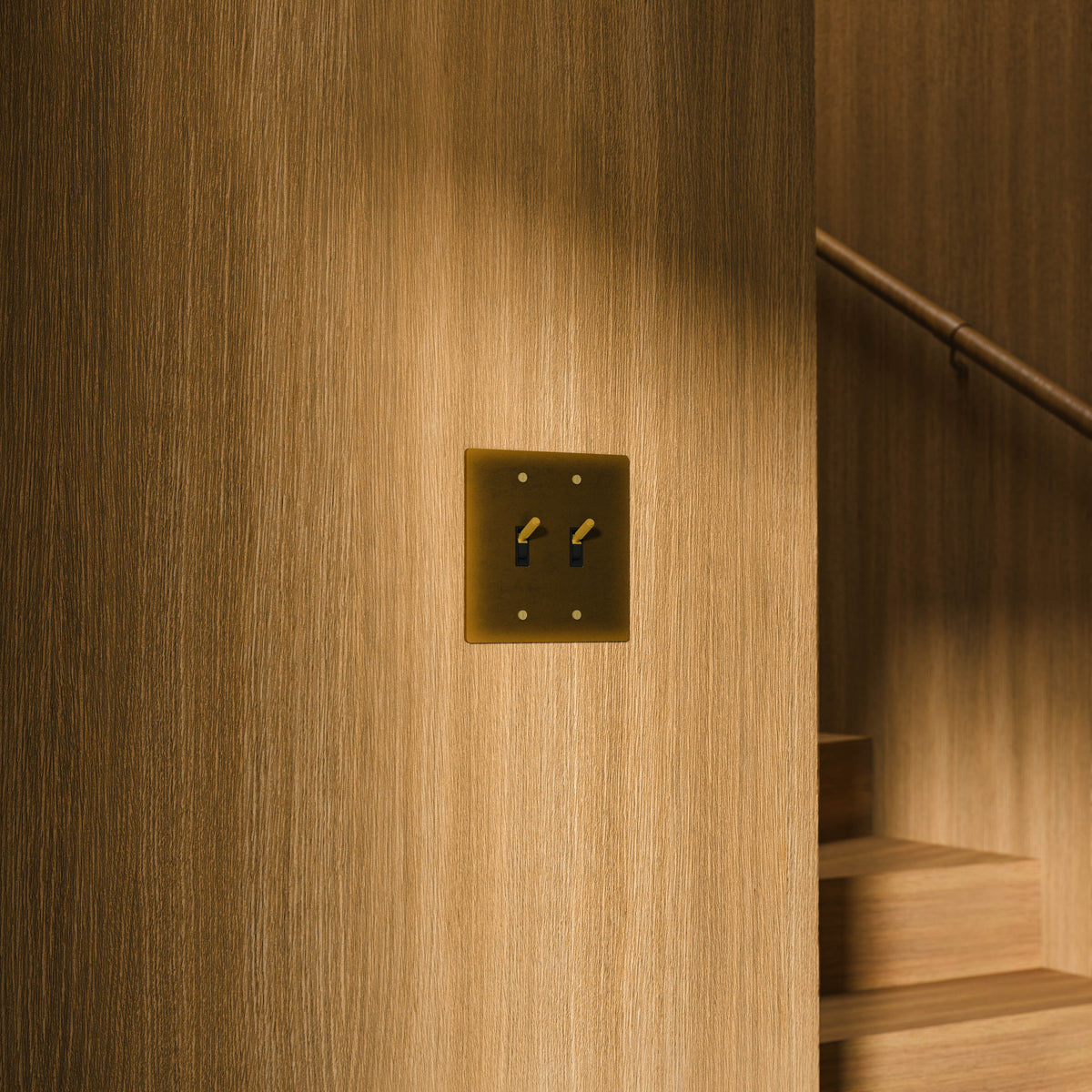 Luxuriöser Messing-Kippschalter mit minimalistischem Design und hochwertiger Verarbeitung | Sansoti