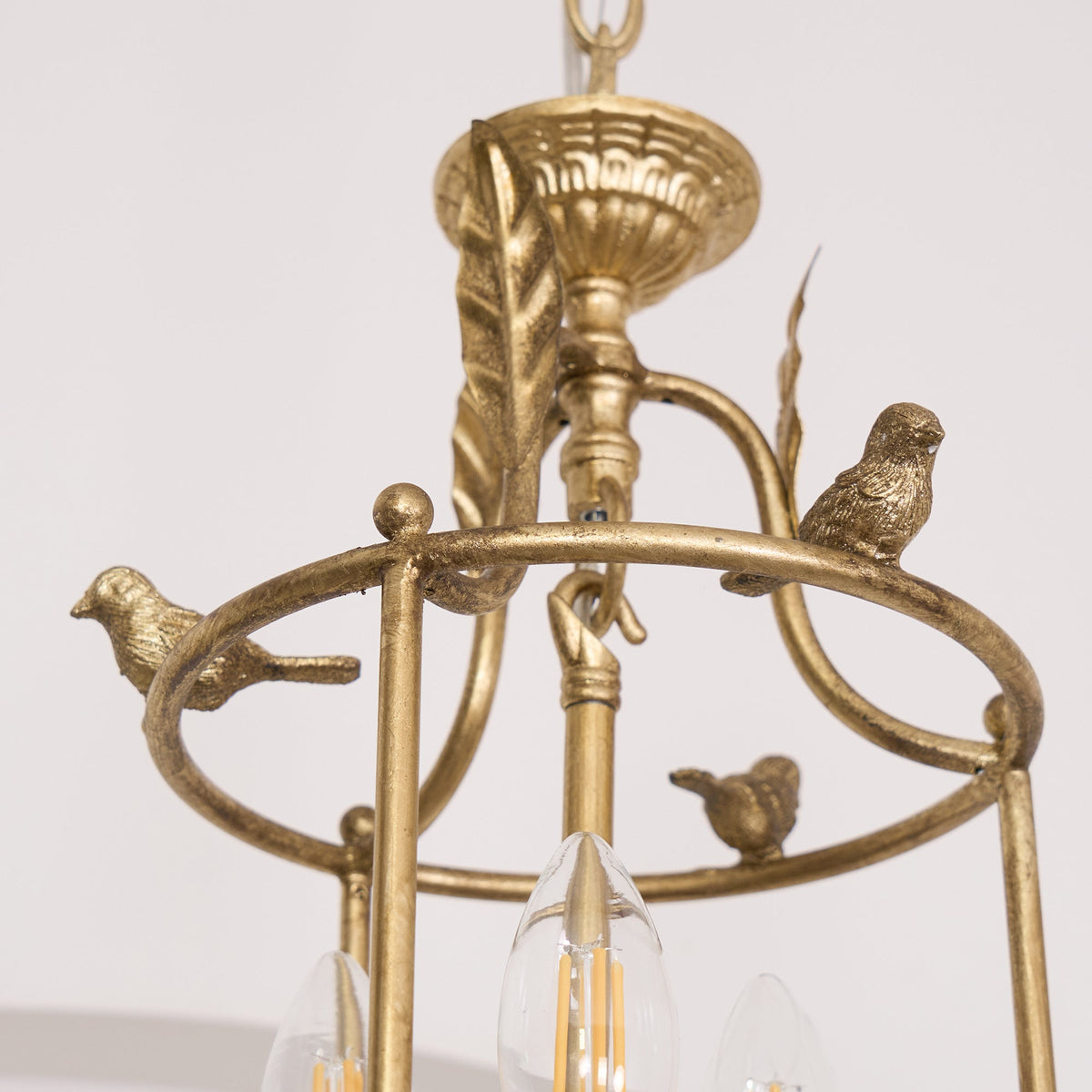 Lámpara colgante barroca tipo farol con detalles de pájaros y hojas – lámpara de techo clásica de 3 luces en dorado o bronce | Sansoti