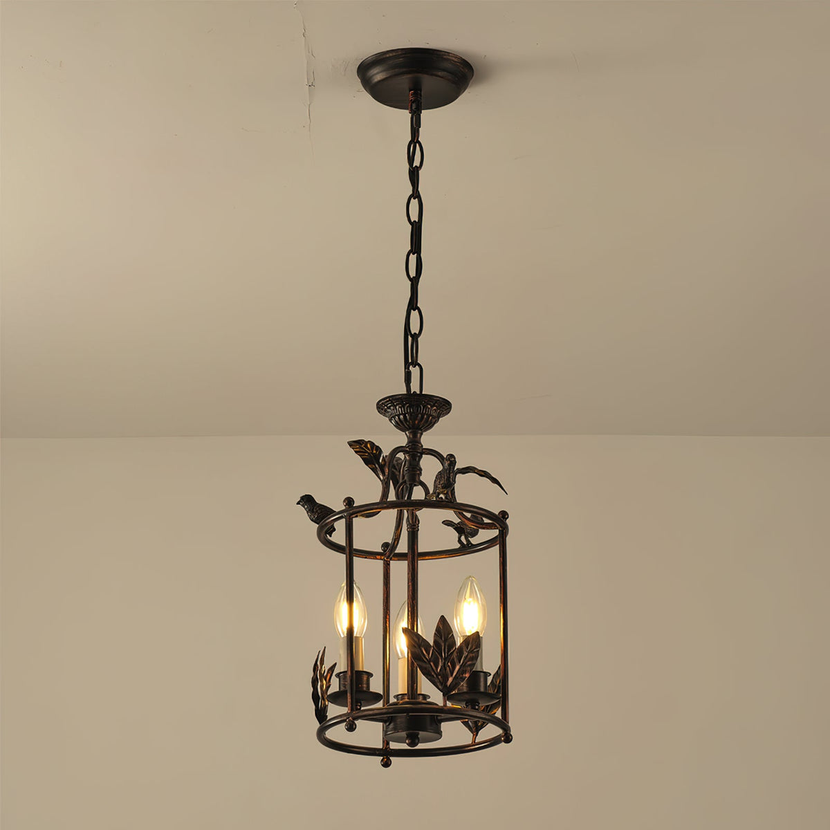 Lámpara colgante barroca tipo farol con detalles de pájaros y hojas – lámpara de techo clásica de 3 luces en dorado o bronce | Sansoti