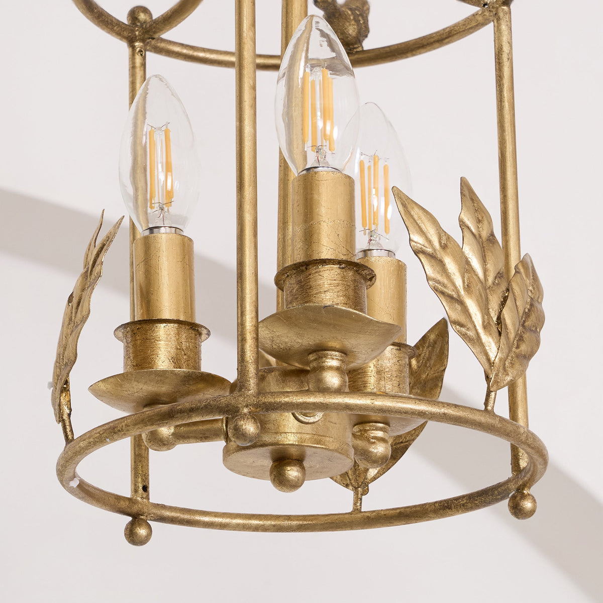 Lámpara colgante barroca tipo farol con detalles de pájaros y hojas – lámpara de techo clásica de 3 luces en dorado o bronce | Sansoti