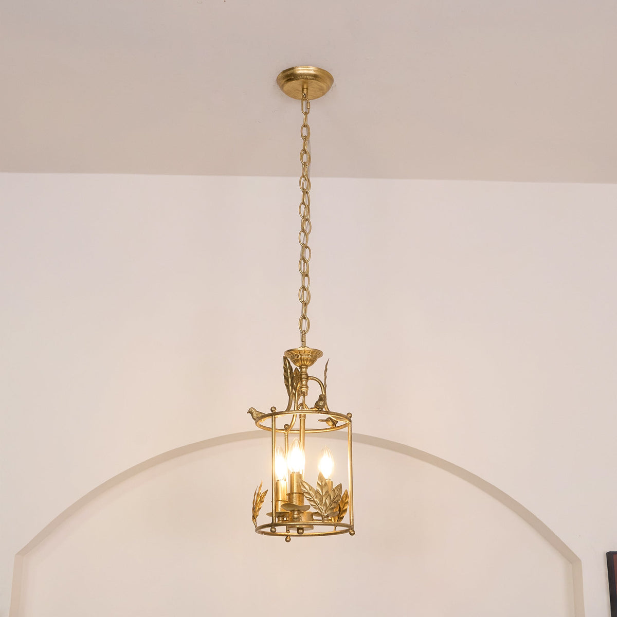 Lámpara colgante barroca tipo farol con detalles de pájaros y hojas – lámpara de techo clásica de 3 luces en dorado o bronce | Sansoti