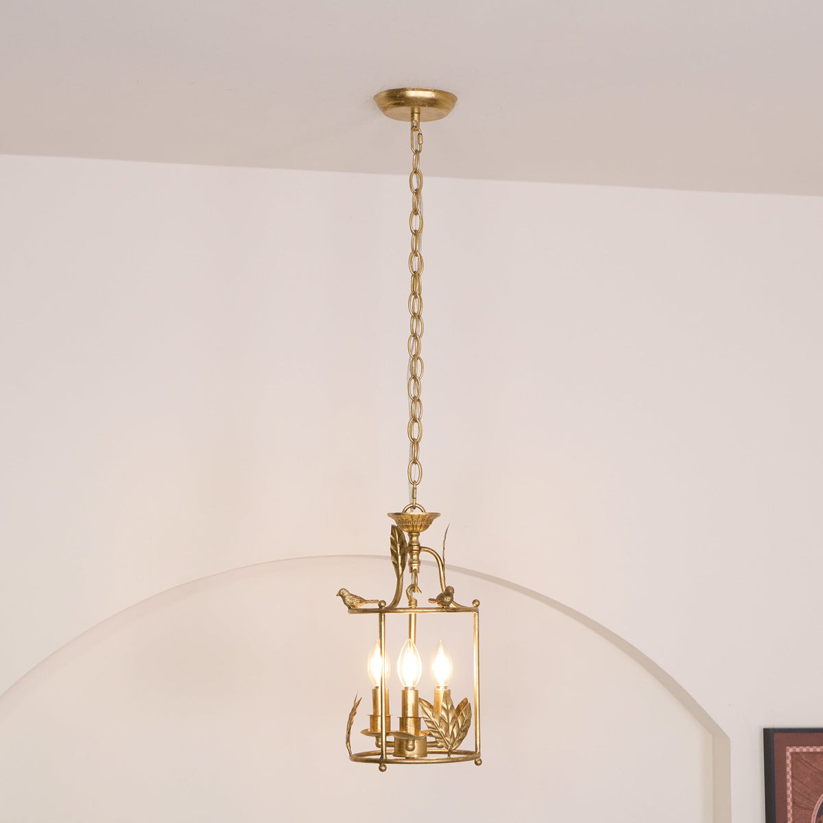 Lámpara colgante barroca tipo farol con detalles de pájaros y hojas – lámpara de techo clásica de 3 luces en dorado o bronce | Sansoti