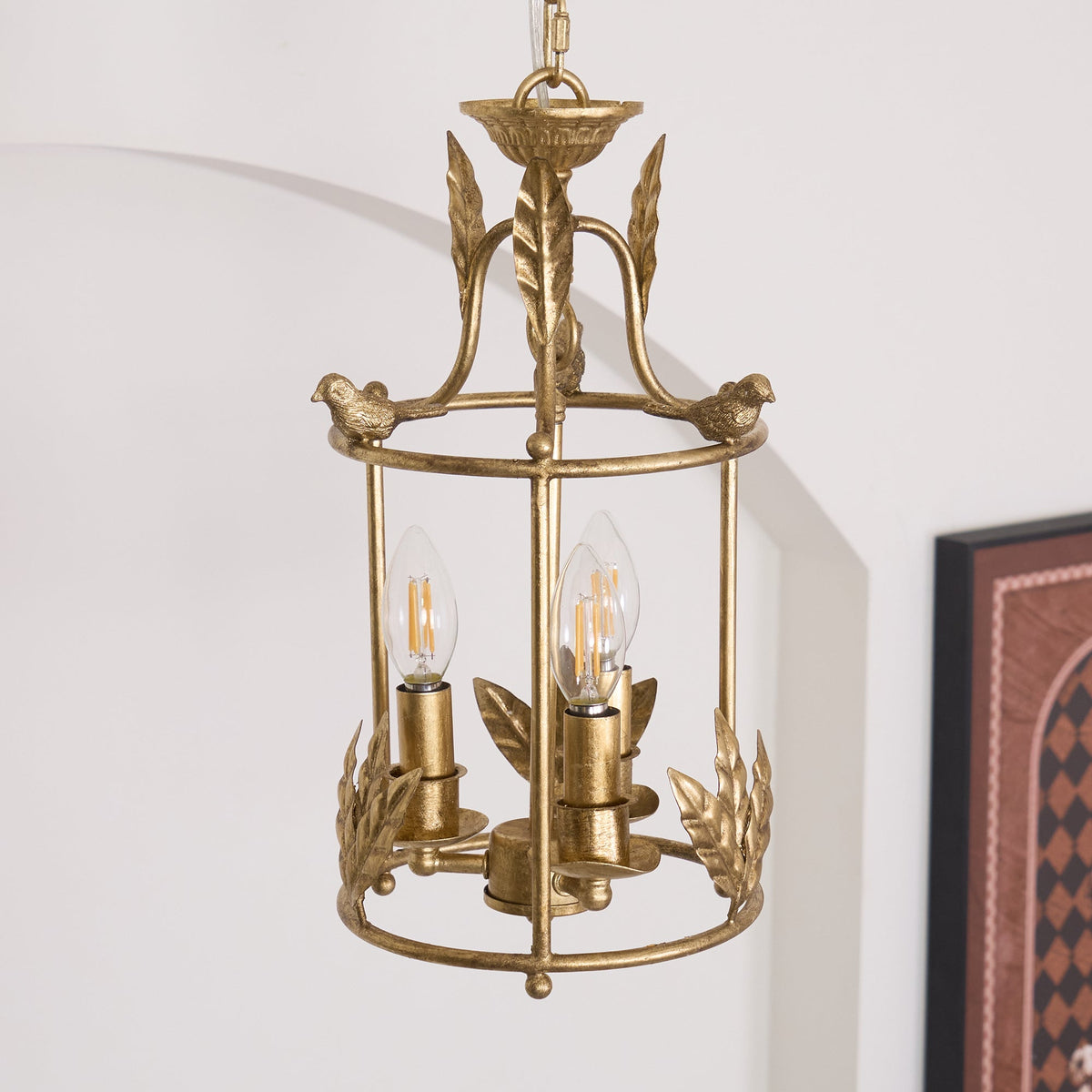 Lámpara colgante barroca tipo farol con detalles de pájaros y hojas – lámpara de techo clásica de 3 luces en dorado o bronce | Sansoti
