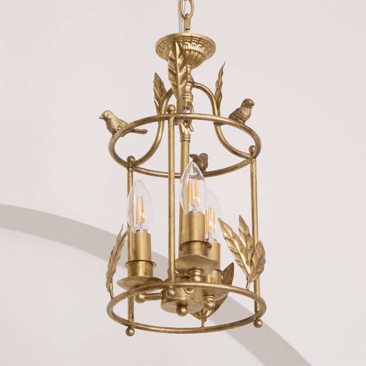 Lámpara colgante barroca tipo farol con detalles de pájaros y hojas – lámpara de techo clásica de 3 luces en dorado o bronce | Sansoti