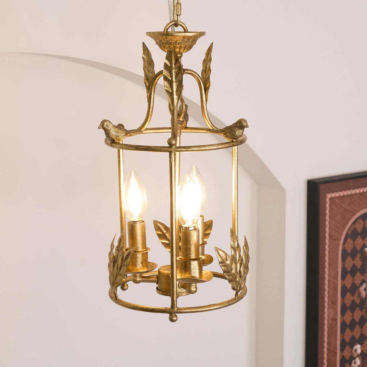 Lámpara colgante barroca tipo farol con detalles de pájaros y hojas – lámpara de techo clásica de 3 luces en dorado o bronce | Sansoti