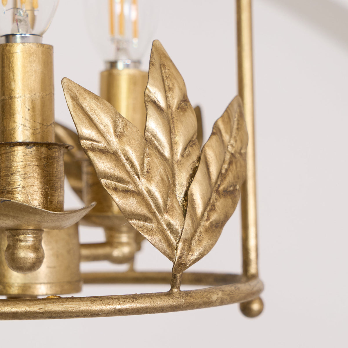 Lámpara colgante barroca tipo farol con detalles de pájaros y hojas – lámpara de techo clásica de 3 luces en dorado o bronce | Sansoti