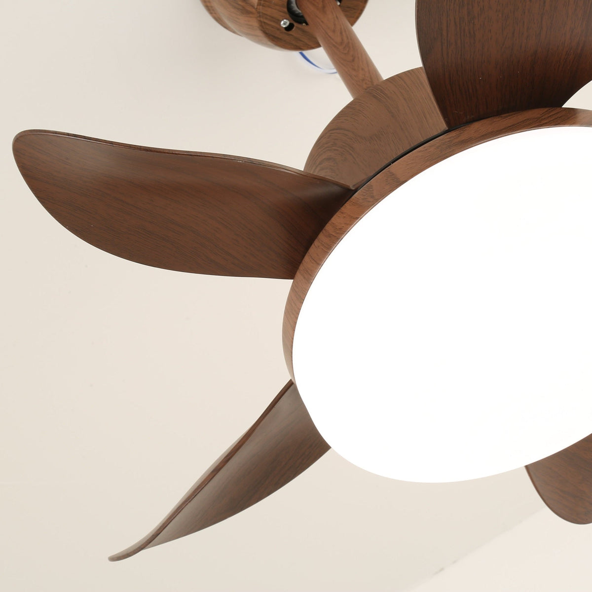 Deckenventilator Alenya mit Holzlook und integrierter Beleuchtung Ø55 cm 48W grau-braune Blätter für alle Jahreszeiten | Sansoti