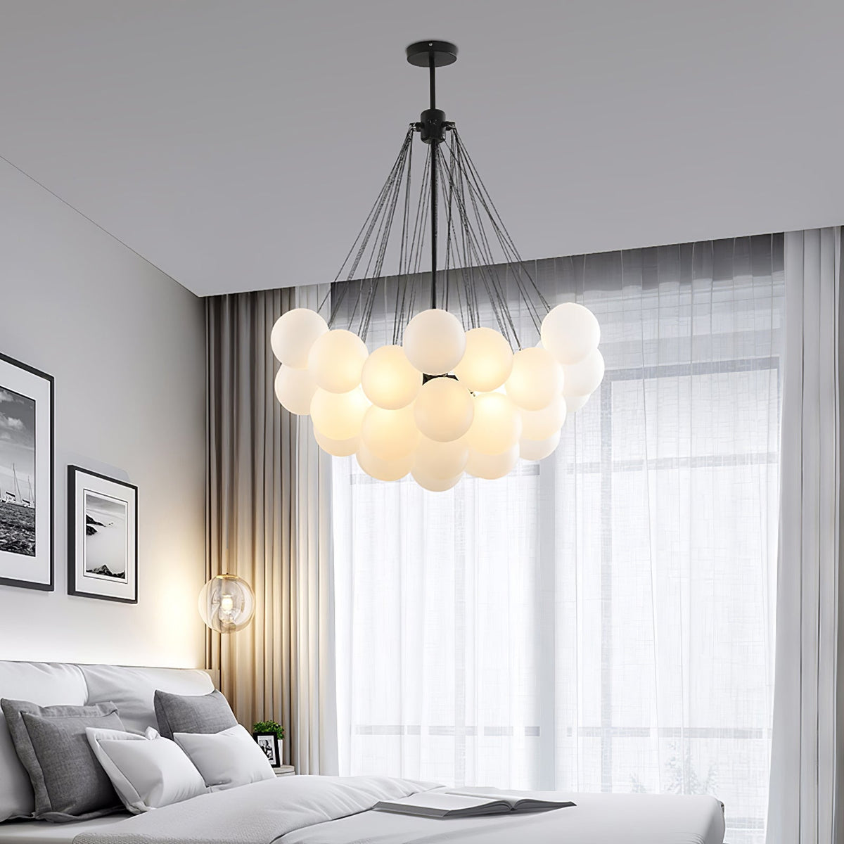 Handgefertigter gläserner Kugel-Kandelaber mit natürlicher Lichtstreuung – Elegante Glastechnik des 19. Jahrhunderts für eine warme Atmosphäre | Sansoti