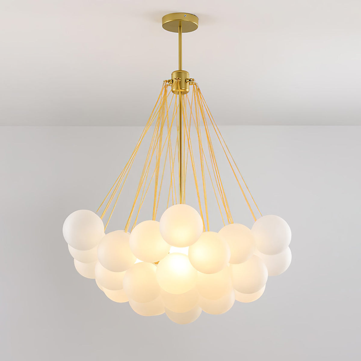 Handgefertigter gläserner Kugel-Kandelaber mit natürlicher Lichtstreuung – Elegante Glastechnik des 19. Jahrhunderts für eine warme Atmosphäre | Sansoti