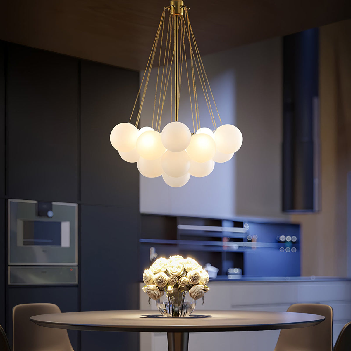 Handgefertigter gläserner Kugel-Kandelaber mit natürlicher Lichtstreuung – Elegante Glastechnik des 19. Jahrhunderts für eine warme Atmosphäre | Sansoti