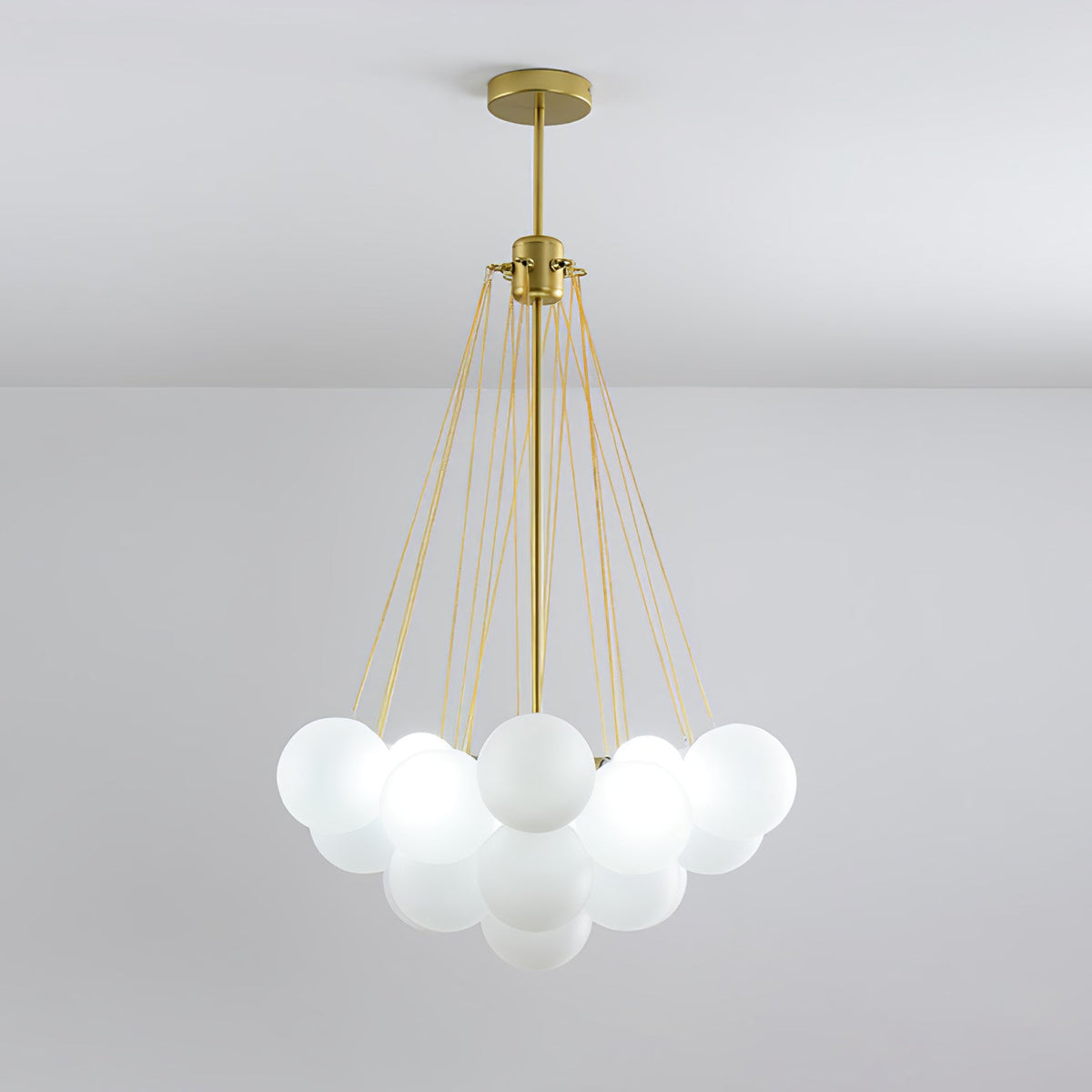 Handgefertigter gläserner Kugel-Kandelaber mit natürlicher Lichtstreuung – Elegante Glastechnik des 19. Jahrhunderts für eine warme Atmosphäre | Sansoti