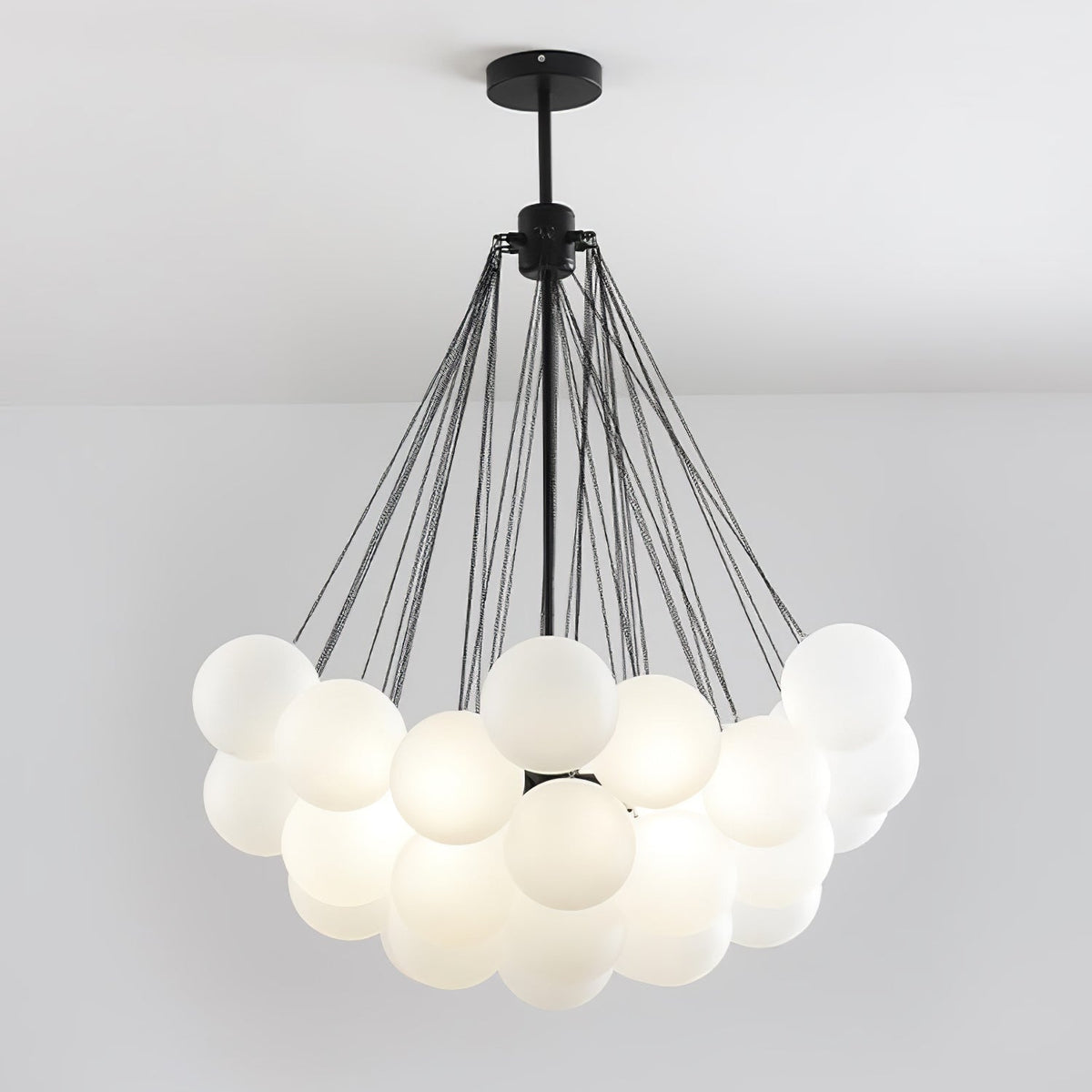 Handgefertigter gläserner Kugel-Kandelaber mit natürlicher Lichtstreuung – Elegante Glastechnik des 19. Jahrhunderts für eine warme Atmosphäre | Sansoti