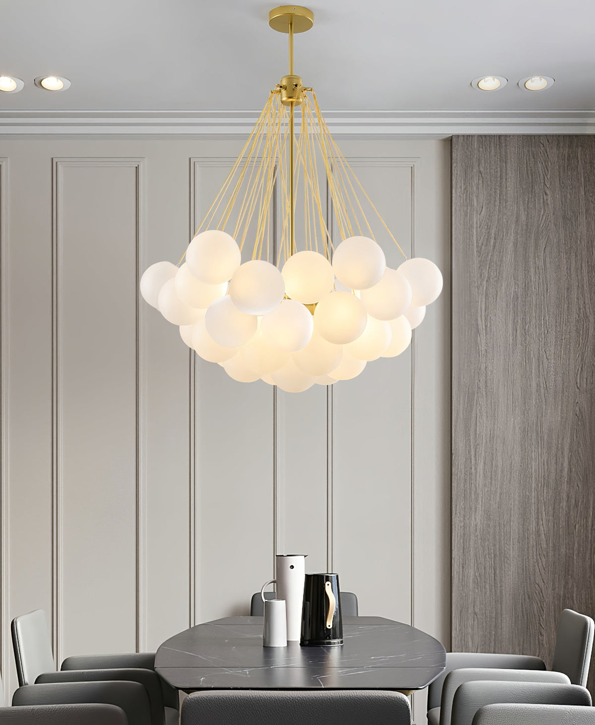 Handgefertigter gläserner Kugel-Kandelaber mit natürlicher Lichtstreuung – Elegante Glastechnik des 19. Jahrhunderts für eine warme Atmosphäre | Sansoti