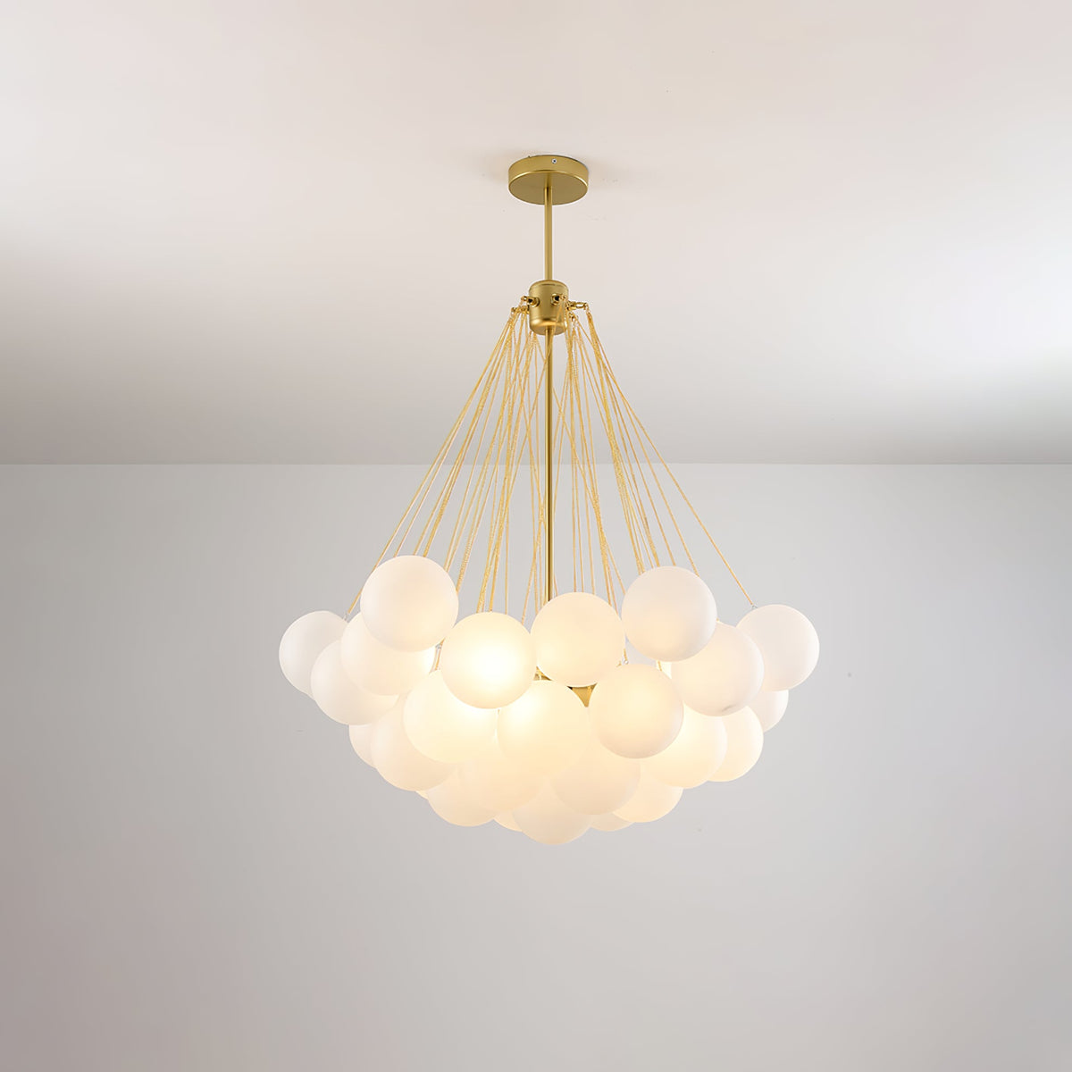 Handgefertigter gläserner Kugel-Kandelaber mit natürlicher Lichtstreuung – Elegante Glastechnik des 19. Jahrhunderts für eine warme Atmosphäre | Sansoti