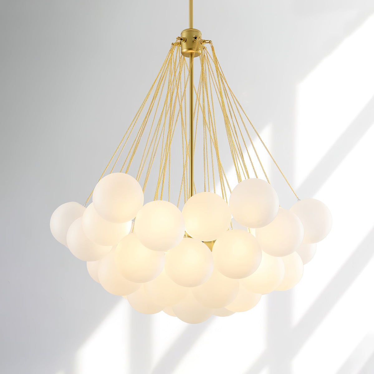 Handgefertigter gläserner Kugel-Kandelaber mit natürlicher Lichtstreuung – Elegante Glastechnik des 19. Jahrhunderts für eine warme Atmosphäre | Sansoti