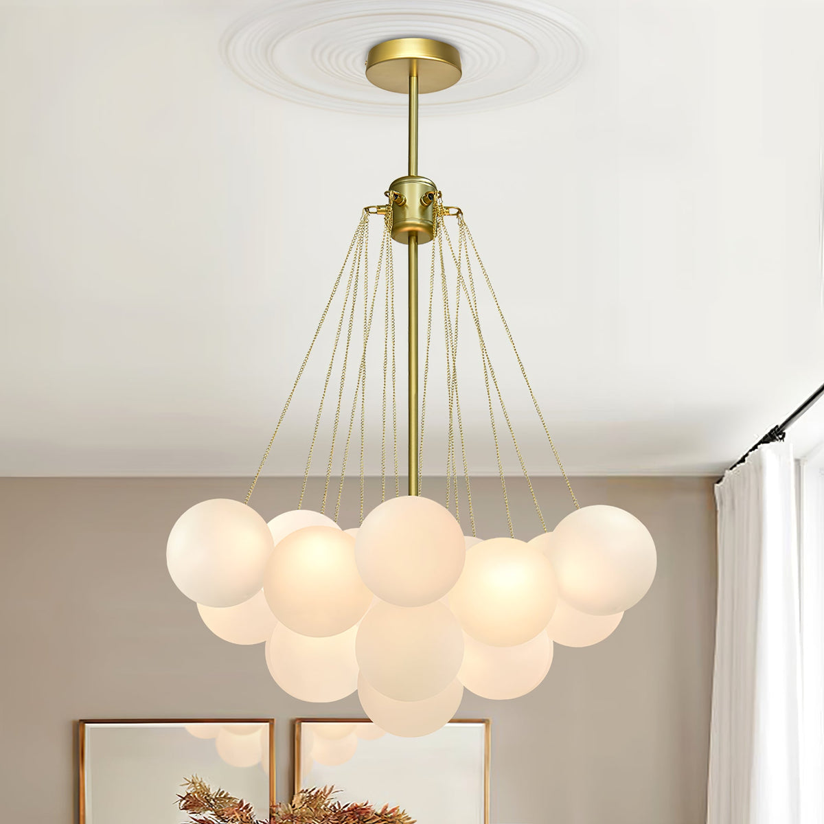 Handgefertigter gläserner Kugel-Kandelaber mit natürlicher Lichtstreuung – Elegante Glastechnik des 19. Jahrhunderts für eine warme Atmosphäre | Sansoti