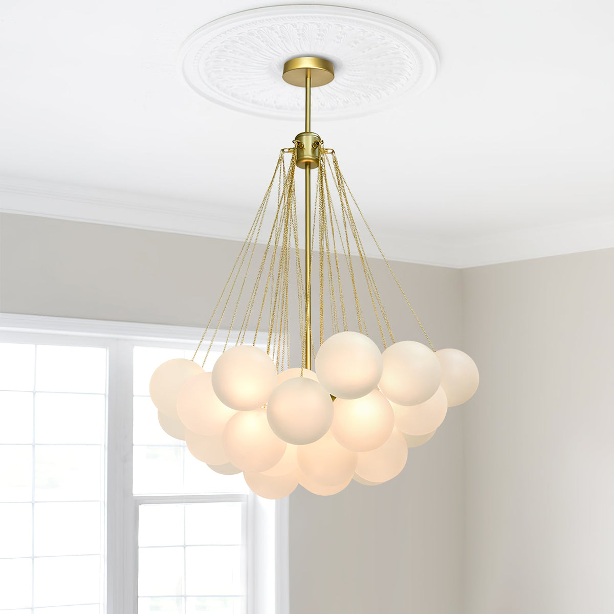 Handgefertigter gläserner Kugel-Kandelaber mit natürlicher Lichtstreuung – Elegante Glastechnik des 19. Jahrhunderts für eine warme Atmosphäre | Sansoti