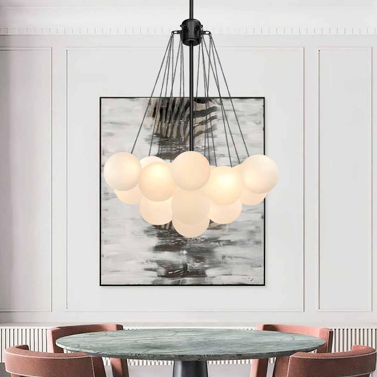 Handgefertigter gläserner Kugel-Kandelaber mit natürlicher Lichtstreuung – Elegante Glastechnik des 19. Jahrhunderts für eine warme Atmosphäre | Sansoti