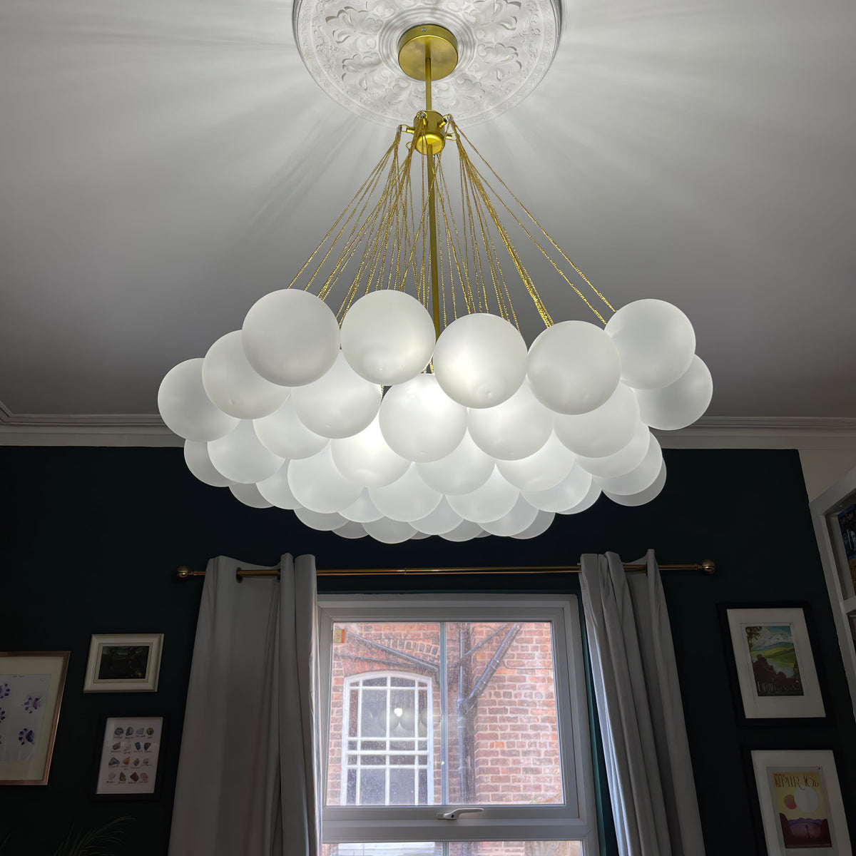 Handgefertigter gläserner Kugel-Kandelaber mit natürlicher Lichtstreuung – Elegante Glastechnik des 19. Jahrhunderts für eine warme Atmosphäre | Sansoti