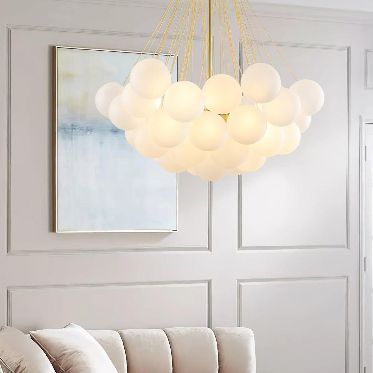 Handgefertigter gläserner Kugel-Kandelaber mit natürlicher Lichtstreuung – Elegante Glastechnik des 19. Jahrhunderts für eine warme Atmosphäre | Sansoti