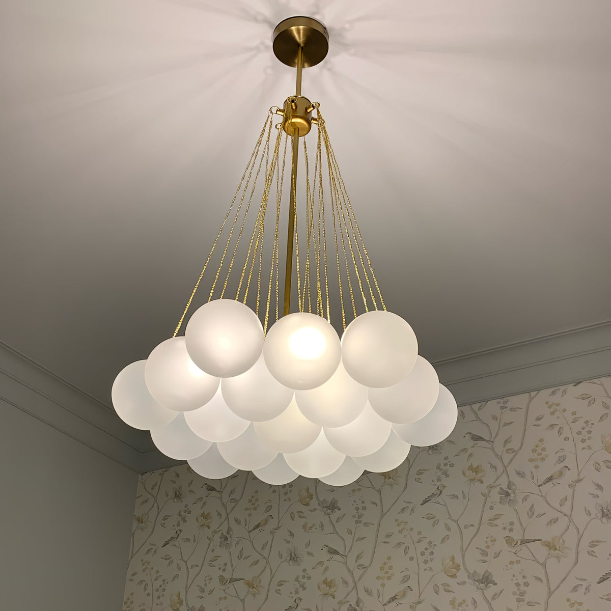Handgefertigter gläserner Kugel-Kandelaber mit natürlicher Lichtstreuung – Elegante Glastechnik des 19. Jahrhunderts für eine warme Atmosphäre | Sansoti