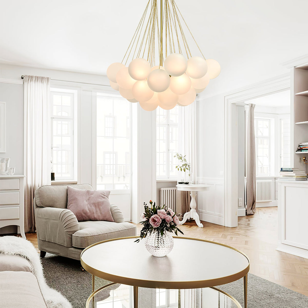 Handgefertigter gläserner Kugel-Kandelaber mit natürlicher Lichtstreuung – Elegante Glastechnik des 19. Jahrhunderts für eine warme Atmosphäre | Sansoti