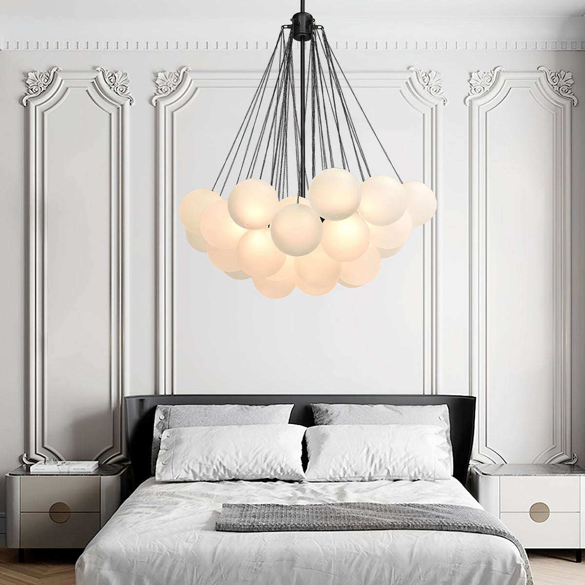 Handgefertigter gläserner Kugel-Kandelaber mit natürlicher Lichtstreuung – Elegante Glastechnik des 19. Jahrhunderts für eine warme Atmosphäre | Sansoti