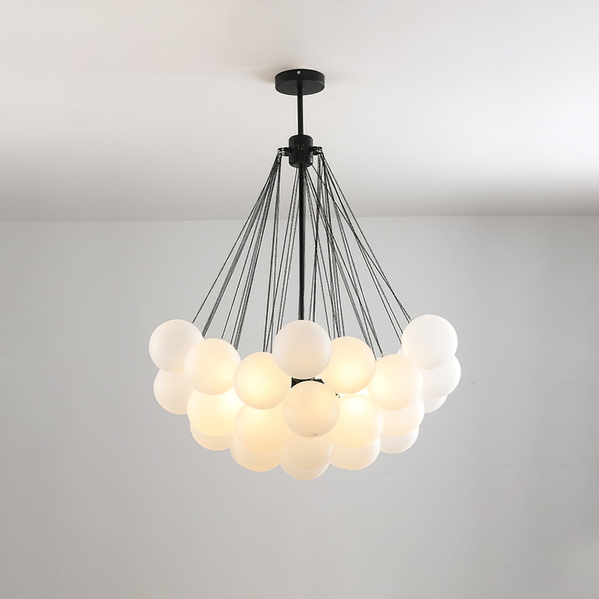 Handgefertigter gläserner Kugel-Kandelaber mit natürlicher Lichtstreuung – Elegante Glastechnik des 19. Jahrhunderts für eine warme Atmosphäre | Sansoti