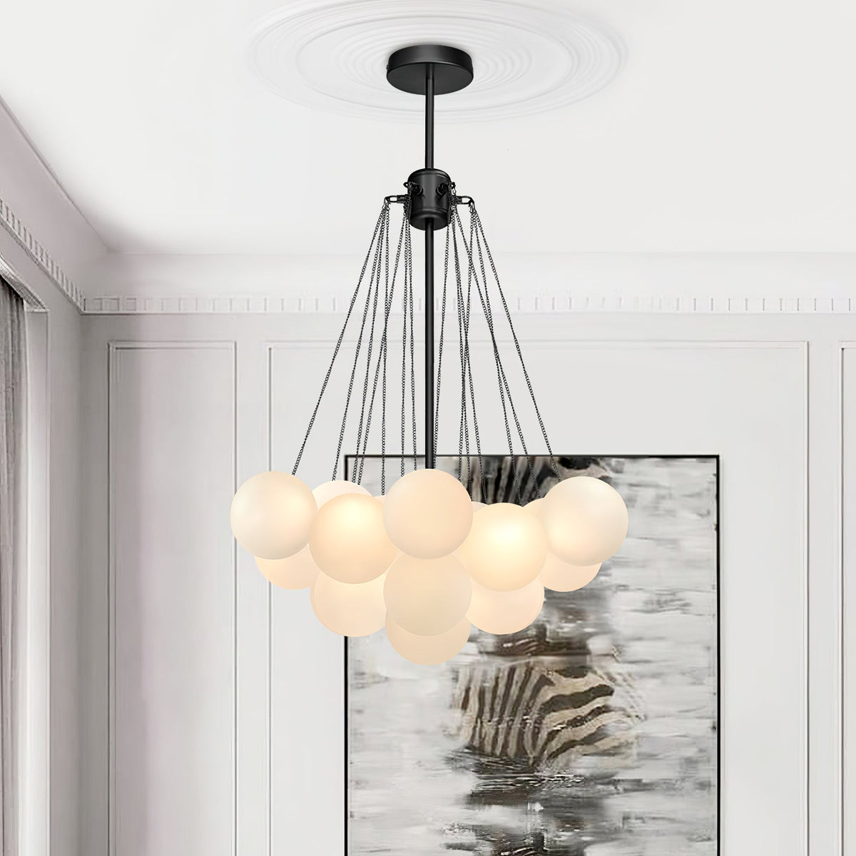Handgefertigter gläserner Kugel-Kandelaber mit natürlicher Lichtstreuung – Elegante Glastechnik des 19. Jahrhunderts für eine warme Atmosphäre | Sansoti