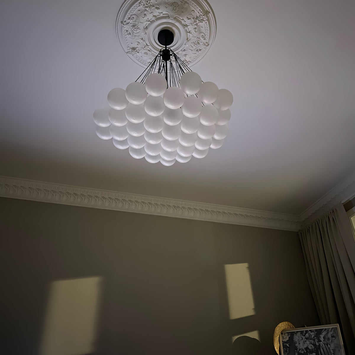 Handgefertigter gläserner Kugel-Kandelaber mit natürlicher Lichtstreuung – Elegante Glastechnik des 19. Jahrhunderts für eine warme Atmosphäre | Sansoti